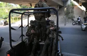 Fuerza pública vigila el complejo de favelas Salgueiro, en el municipio de São Gonçalo. 