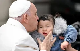 El papa Francisco besa a un niño este miércoles al final de su audiencia general semanal en la Plaza de San Pedro.