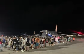 Pasajeros abordando un avión de la Fuerza Aérea Colombiana.