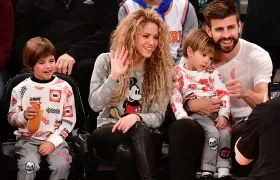 Piqué con Shakira y los dos hijos de la pareja: Milan y Sasha.