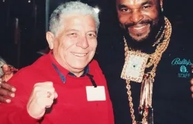 Fabio Poveda Márquez con Mario Baracus, personaje de Los Magníficos.