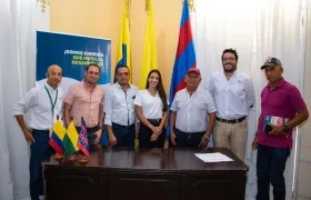 Participantes en la firma del convenio de cooperación. 