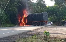 Uno de los vehículos incinerados este domingo en el Bajo Cauca Antioqueño.