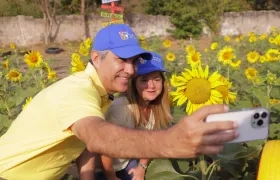 La gobernadora Elsa Noguera se tomó una selfi junto al secretario de Desarrollo Económico, Luis Humberto Martínez.