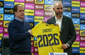 Rodrigo Espinoza, presidente de la Comisión de Selecciones, junto a Félix Sánchez.