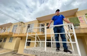Carlos Borja, sobreviviente de 35 días en una UCI por un accidente y de un cáncer, está feliz con su apartamento en Sabanagrande, Atlántico. 
