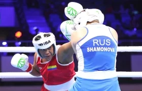 Angie Vanegas (rojo) cayó por decisión ante la rusa Anastasia Shamonava.