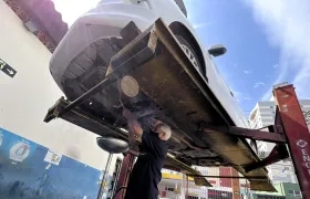 Un mecánico trabaja en un vehículo en Sao Paulo (Brasil), en una fotografía de archivo.