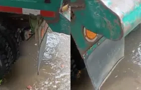 El cuerpo quedó debajo de la volqueta.