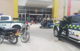 Policía vigilando el Centro Comercial Nuestro Atlántico.