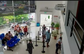 Ciudadanos en el Banco Agrario.