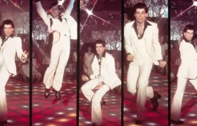 John Travolta con su icónico traje interpretando a Tony Manero