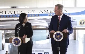 El encuentro de la Presidenta de Taiwán, Tsai Ing-wen con el presidente de la Cámara de EU, Kevin McCarthy.