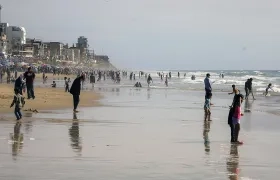Visitantes disfrutan de la playa pese a las restricciones por la alta contaminación, en la ciudad de Tijuana.