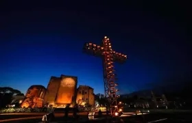 Imagen nocturna de la celebración del Vía Crucis.