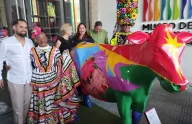 Artista plástico Luis Romero junto a la primera obra 'Vacasquilla'.