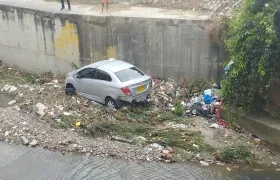Vehículo arrastrado por el arroyo El salao