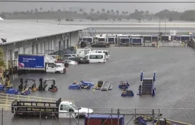 Las lluvias inundaron la pista del aeropuerto de Fort Lauderdale y otras áreas.
