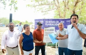 El Alcalde Rodolfo Ucrós en la visita que hizo este jueves a Villa Katanga II, nuevo barrio normalizado
