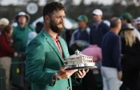 Jon Rahm con la chaqueta verde que lo identifica como campeón del Masters de Augusta. 