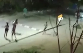 Varias personas corren en medio de la balacera en Villas de la Cordialidad