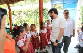 El Alcalde Jaime Pumarejo con estudiantes del Colegio Jorge N. Abello, uno de los beneficiados con  obras con ampliaciones y reparaciones en este 2023