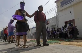 Devotos participan en la procesión de los engrillados este Viernes Santo, durante las celebraciones de Semana Santa, en el municipio de Atlixco, en Puebla.