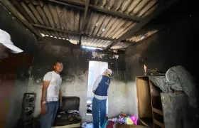 Personal de la Oficina Asesora para la Gestión del Riesgo de Desastres revisa el estado en que quedaron los 4 apartamentos.