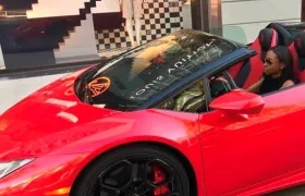 Jenny Ambuila a bordo de uno de sus lujosos automóviles.