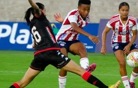 Karina Valencia marcó el gol del empate para las Tiburonas. 