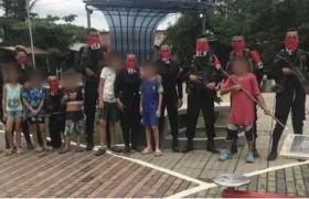 Los menores junto a los guerrilleros del ELN
