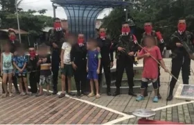 Guerrilleros del ELN con niños, en Tibú.