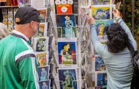  Turistas miran postales del artista español Pablo Ruiz Picasso.