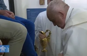 El Papa en el lavatorio de pies en la Casa del Marmo en Roma.