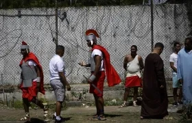  Varios internos del Centro de Detención de Tinajitas en la escenificación de la Pasión de Cristo