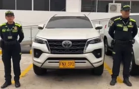 La camioneta marca Toyota Fortuner, de propiedad de Jacqueline Rojas, con las placas cambiadas. 