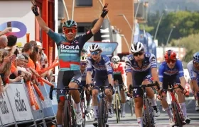 El ciclista colombiano del equipo Bora Sergio Higuita cruza la línea de meta como vencedor de la quinta etapa.