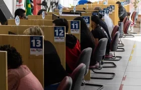 Personas se presentan para entrevistas laborales en el Centro de Apoyo al Trabajo y al Emprendimiento, en Sao Paulo (Brasil).