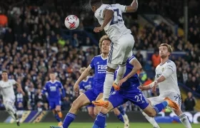 El cabezazo con el cual Luis Sinisterra abrió el marcador para Leeds United.