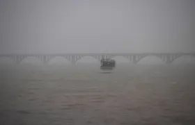 Imagen de archivo de una embarcación entre fuerte oleaje en la bahía de Samaná (República Dominicana).