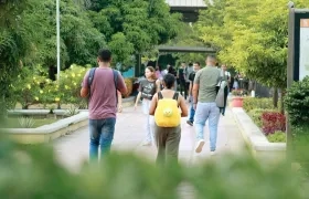 Estudiantes caminan por la sede de Uniatlántico en la carrera 46.
