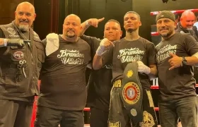 Brandon Valdés con su equipo tras su victoria sobre Ángel Contreras.