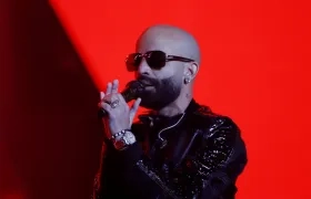 Arcángel, reguetonero puertorriqueño. 