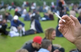 Imagen de referencia, consumo de marihuana en un parque.