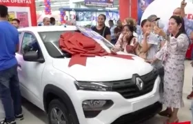 Comprador de Cartagena, ganador del carro rifado por Megatiendas.