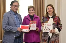 El Presidente Petro, la Ministra del Trabajo, Gloria Inés Ramírez, y la Secretaria General de la Organización Iberoamericana de Seguridad Social, Gina Magnolia Riaño, tras la firma del acta de compromiso.
