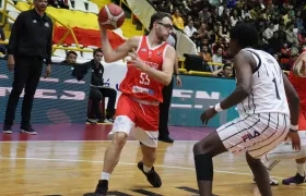 El argentino José Defelippo anotó 24 puntos para Titanes. 