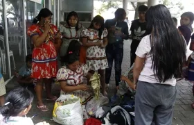 Indígenas permanecen en un asentamiento mientras esperan para retornar a su territorio.