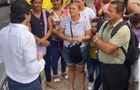 Padres de estudiantes del Pestalozzi conversando con el Personero.