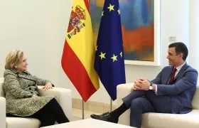 El presidente del Gobierno español, Pedro Sánchez, y la exsecretaria de Estado de EE.UU. Hillary Clinton